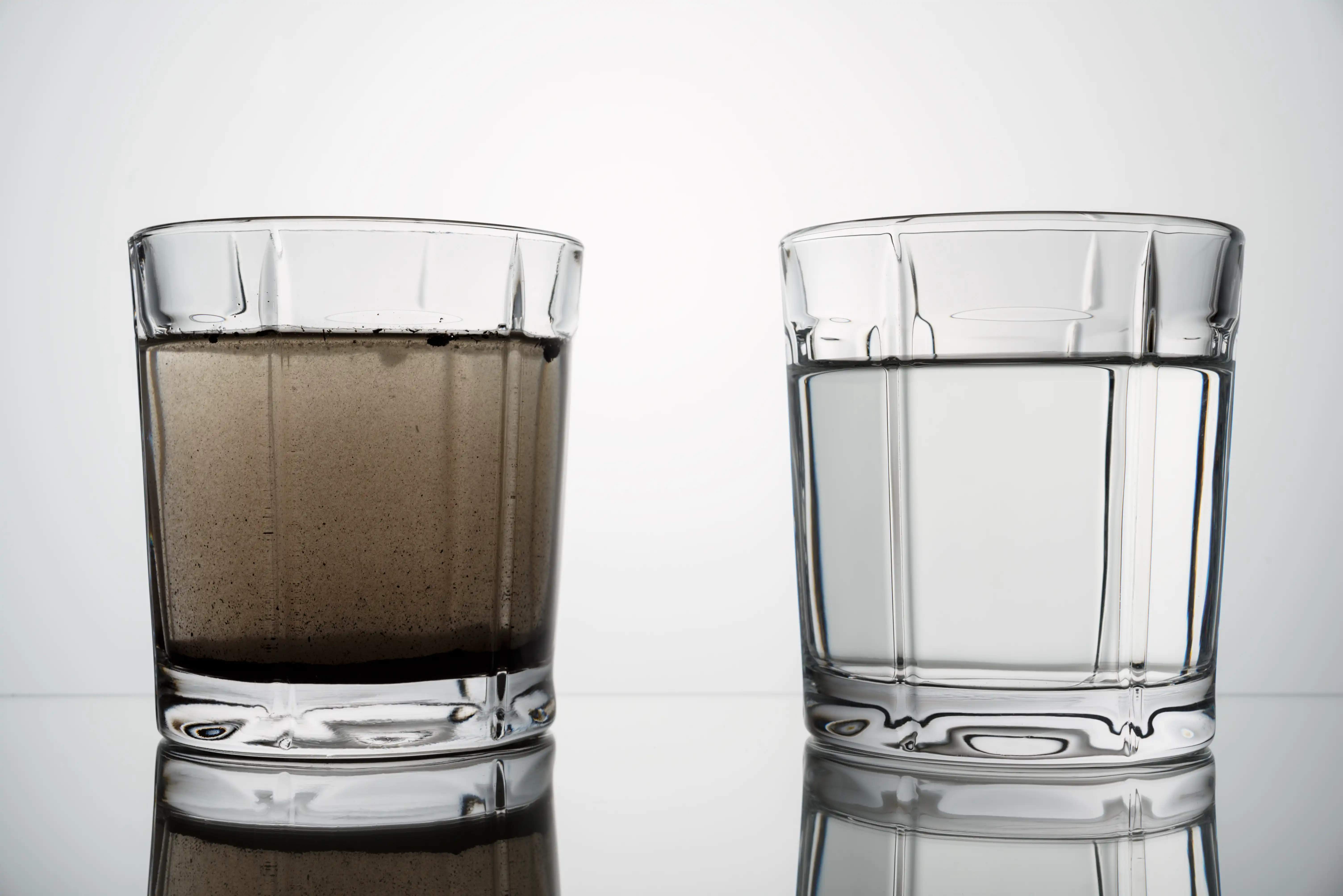Comparison of contaminated water versus pure filtered water in glasses